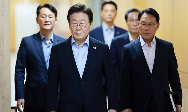 이재명 대통령이 31일 서울 용산 대통령실 청사에서 열린 6차 수석·보좌관 회의에 입장하고 있다. 연합뉴스