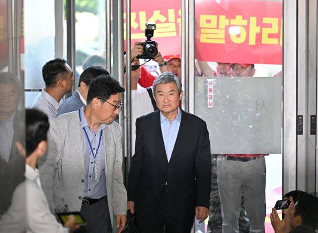 조태용 전 국가정보원장이 29일 서울 서초구 순직 해병 특검(이명헌 특별검사) 사무실에 피의자 신분으로 출석하고 있다. 정다빈 기자