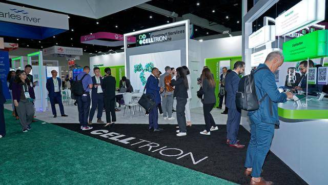 지난 6월 미국 샌디에이고에서 열린 바이오USA에서 업계 관계자들이 셀트리온의 홍보 부스를 방문하고 있다. 셀트리온 제공