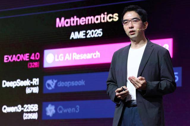 이홍락 LG AI연구원 공동 연구원장 겸 최고AI과학자가 22일 오전 서울 강서구 마곡 LG사이언스파크 컨버전스홀에서 열린 LG AI 토크 콘서트 2025에서 엑사원 생태계를 소개하고 있다. 뉴스1