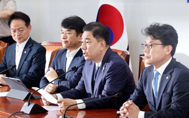 김병기(왼쪽 세 번째) 더불어민주당 당대표 직무대행 겸 원내대표가 31일 국회에서 열린 정책조정회의에서 발언을 하고 있다. 뉴시스