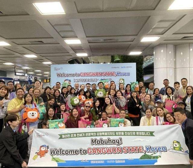 지난 4월 12일 전세기편으로 강원 양양국제공항에 입국한 필리핀관광객들이 환영행사를 마치고 기념촬영을 하고 있다. 강원도 제공