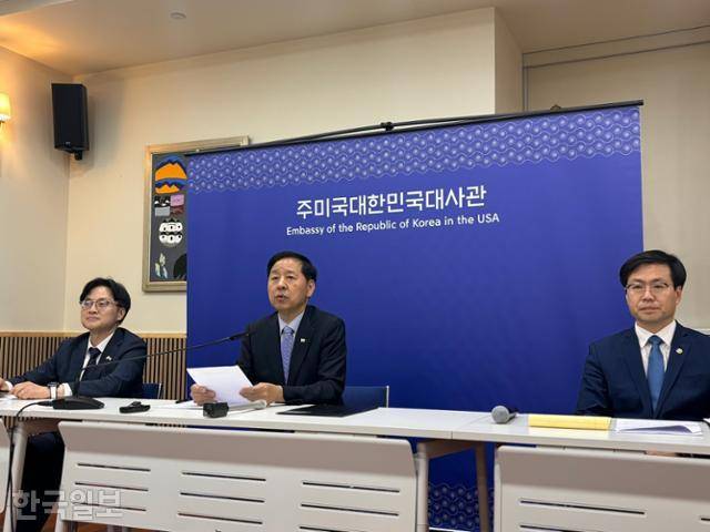 한국 정부 대미 무역 협상단이 30일 미국 워싱턴 주미대사관에서 이날 타결된 한미 무역 협상 결과에 대해 브리핑하고 있다. 왼쪽부터 김정관 산업통상자원부 장관, 구윤철 부총리 겸 기획재정부 장관, 여한구 산업부 통상교섭본부장. 워싱턴=권경성 특파원