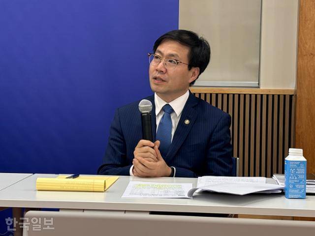 여한구 산업통상자원부 통상교섭본부장이 30일 미국 워싱턴 주미대사관에서 한미 무역 협상 결과에 대해 브리핑하고 있다. 워싱턴=권경성 특파원