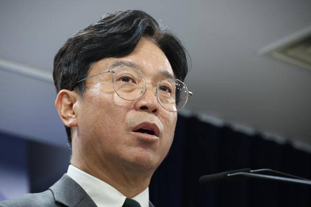 김영훈 고용노동부 장관이 지난 29일 서울 종로구 정부서울청사에서 노조법 2·3조 개정안(노란봉투법) 등 노동조합 및 노동관계조정법 개정안 관련 브리핑을 하고 있다. 뉴시스