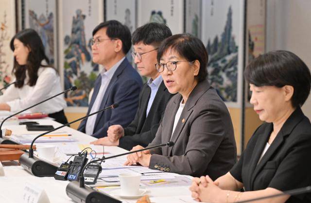 정은경 보건복지부 장관이 31일 정부서울청사에서 열린 중앙생활보장위원회 회의를 주재하고 있다. 홍인기 기자