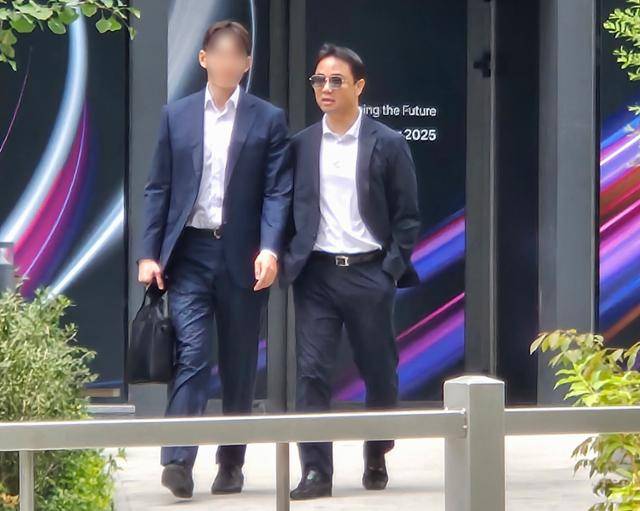 윤석열 전 대통령 배우자인 김건희 여사의 친오빠인 김진우(오른쪽)씨가 31일 민중기 특별검사팀 사무실이 위치한 서울 종로구 KT광화문빌딩에서 나오고 있다. 연합뉴스