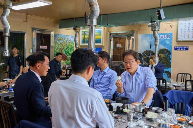 이재명 대통령이 31일 서울 삼각지역 인근 한 식당에서 강훈식 비서실장 등 참모진과 점심 식사를 하고 있다. 대통령실 제공
