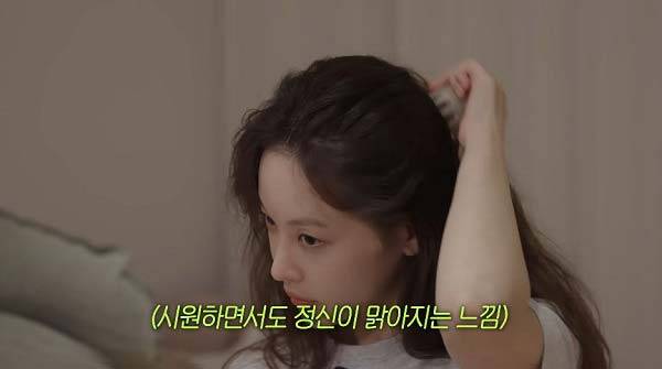 오연서가 괄사로 두피 마사지를 하는 모습./​사진=유튜브 채널 ‘오연서’