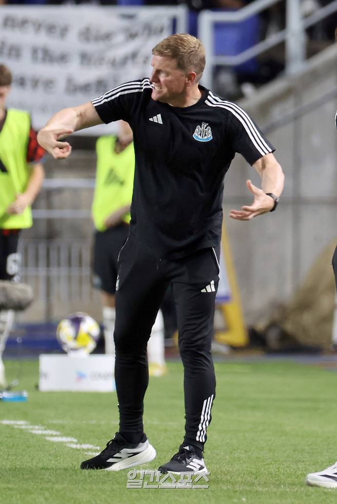 ‘2025 쿠팡플레이 시리즈’ 팀 K리그와 뉴캐슬의 경기가 30일 오후 수원월드컵경기장에서 열렸다. 뉴캐슬 에디 하우 감독이 경기중 선수들을 독려하고 있다. 수원=정시종 기자 capa@edaily.co.kr /2025.07.30.
