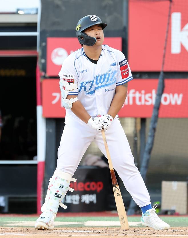 강백호가 지난 27일 수원 KT위즈파크에서 열린 삼성전 3회 말 삼진 아웃을 당한 뒤 아쉬워하고 있다. 수원=정시종 기자 capa@edaily.co.kr /2025.07.27.