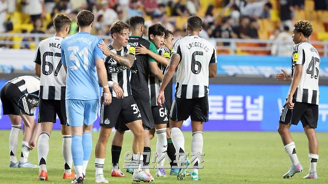 ‘2025 쿠팡플레이 시리즈’ 팀 K리그와 뉴캐슬의 경기가 30일 오후 수원월드컵경기장에서 열렸다. 팀 K리그가 1-0 승리했다. 경기종료후 선수들이 인사 나누고 있다 수원=정시종 기자 capa@edaily.co.kr /2025.07.30.