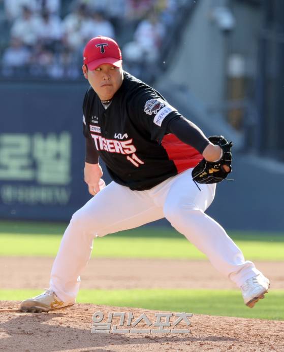 20일 오후 잠실야구장에서 열린 2025 프로야구 KIA와 두산 경기. KIA 투수 조상우가 8회 등판 역투하고 있다. 잠실=정시종 기자 /2025.04.20.