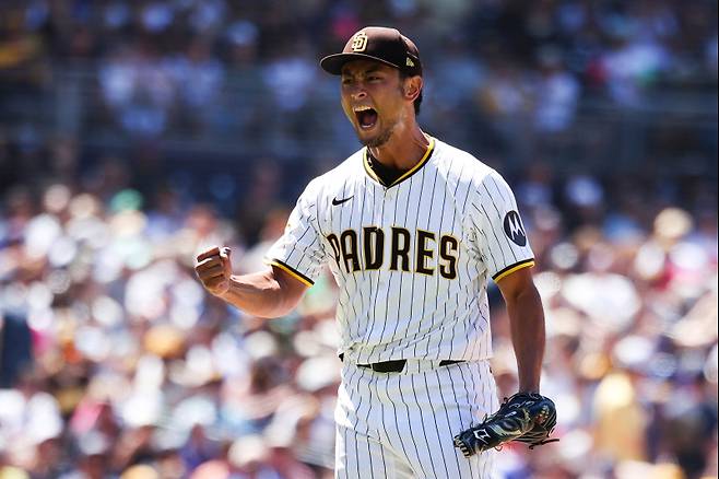 <yonhap photo-2627="">31일(한국시간) 뉴욕 메츠와의 홈 경기에서 시즌 첫 승을 따낸 다르비슈. [AP=연합뉴스]</yonhap>