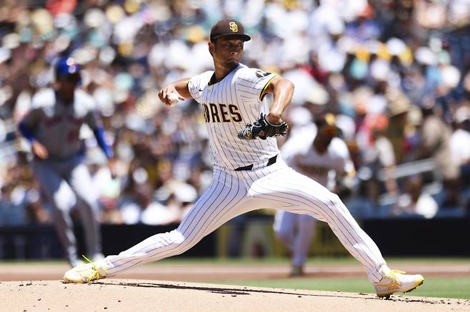 <yonhap photo-2417=""> San Diego Padres starting pitcher Yu Darvish works against the New York Mets in the first inning of a baseball game Wednesday, July 30, 2025, in San Diego. (AP Photo/Derrick Tuskan)/2025-07-31 06:05:02/ <저작권자 ⓒ 1980-2025 ㈜연합뉴스. 무단 전재 재배포 금지, AI 학습 및 활용 금지></yonhap>