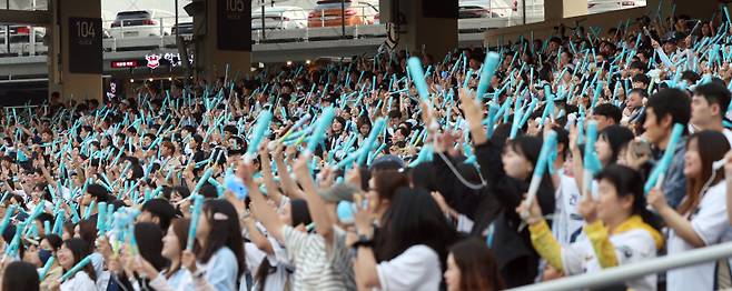 <yonhap photo-4982="">(창원=연합뉴스) 김동민 기자 = 30일 경남 창원NC파크에서 열린 프로야구 2025 신한 SOL 뱅크 KBO리그 한화이글스와 NC다이노스 경기에서 팬이 응원하고 있다. NC다이노스 홈구장인 창원NC파크에서의 경기는 구조물 낙하 사망 사고 이후 62일이다. 2025.5.30 image@yna.co.kr/2025-05-30 19:29:51/ <저작권자 ⓒ 1980-2025 ㈜연합뉴스. 무단 전재 재배포 금지, AI 학습 및 활용 금지></yonhap>