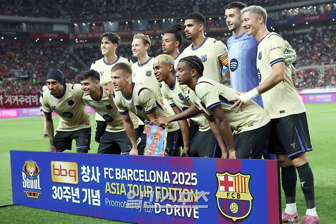 2025 FC바르셀로나 아시아투어 FC서울 친선경기가 31일 오후 서울월드컵경기장에서 열렸다. 경기전 바르셀로나 선수들이 기념찰영하고 있다. 상암=정시종 기자 capa@edaily.co.kr /2025.07.31.