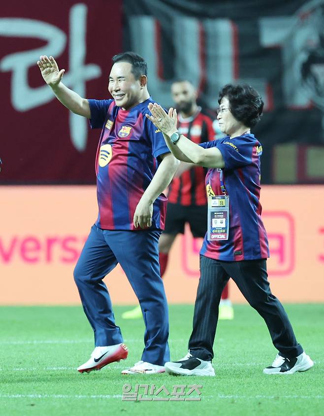 2025 FC바르셀로나 아시아투어 FC서울 친선경기가 31일 오후 서울월드컵경기장에서 열렸다. 윤홍근 제너시스 BBQ회장이 시축을 마친뒤 환호하고 있다. 상암=정시종 기자 capa@edaily.co.kr /2025.07.31.