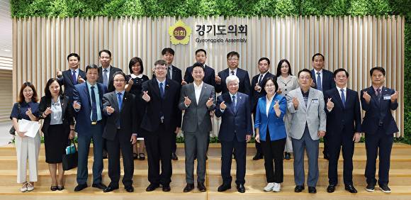 지난 30일 경기도의회를 찾은 베트남 조국전선중앙위원회 대표단과 도의회 관계자들이 예담채에서 기념 촬영을 하고 있다. [사진=경기도의회]