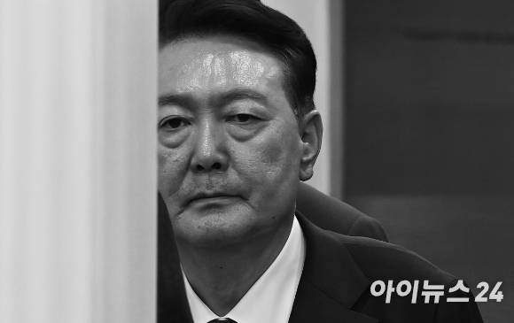 윤석열 전 대통령이 지난 9일 서울 서초구 서울중앙지법에서 영장실질심사를 마치고 나오고 있다. [사진=곽영래 기자]