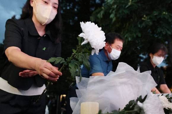 오송 지하차도 참사 유족들이 참사 2주기인 지난 15일 오후 충북도청 앞에서 열린 추모제에 참석해 위패 앞에 헌화하고 있다. [사진=연합뉴스]