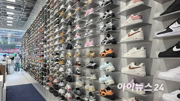 무신사 스토어 강남 1층 벽면에 마련된 슈즈 월. 브랜드를 대표하는 신발 670여개가 진열돼 있다.  [사진=진광찬 기자]