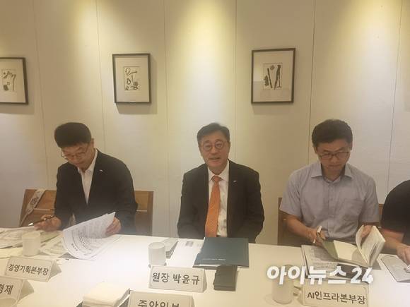 (왼쪽부터) NIPA 원상호 경영기획본부장, 박윤규 원장, 변상익 AI인프라본부장이 31일 서울 중구에서 열린 기자간담회에서 기자들의 질문에 답하고 있다. [사진=윤소진 기자]