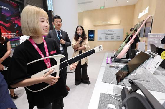 AI 기업을 지원하는 상하이 모쑤공간. 한 직원이 AI 기술을 접목한 기타를 치고 있다. 장진영 기자