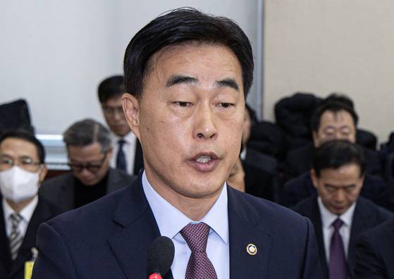 허석곤 소방청장이 지난 2월 국회 행정안전위원회에서 업무보고를 하고 있다. 허 청장은 12·3 비상계엄 후 국회 현안질의 등에서 “경찰청에서 단전·단수 요청이 있으면 협조하라는 뉘앙스의 전화를 이 전 장관으로부터 받았다”고 증언했다./뉴스1