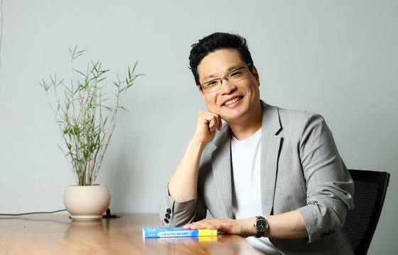 상담심리 전문가인 이헌주 교수는 2019년부터 AI를 활용한 심리상담를 연구하고 있다. 최근엔 『AI를 압도하는 내면 경쟁력』을 펴냈다. 김종호 기자