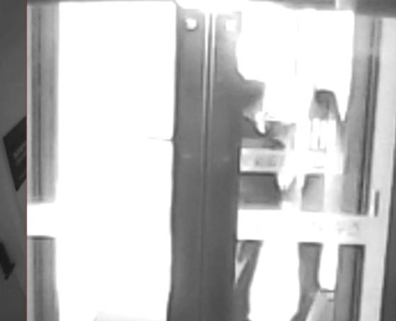 지난해 11월 8일 전주지검 구치감 현관 앞에서 A씨(왼쪽)가 출입 카드가 없어 피의자 B씨와 서 있는 모습이 찍힌 CCTV 영상 캡처. 검찰은 "A씨가 오른손으로 B씨 왼쪽 볼을 만진 것"이라고 봤지만, 1심 법원은 A씨가 오른손에 휴대폰을 들고 통화하면서 B씨 얼굴 방향으로 왼손을 뻗은 장면을 근거로 "객관적 사실관계에 명백히 반한다"고 인정하지 않았다. 사진 A씨