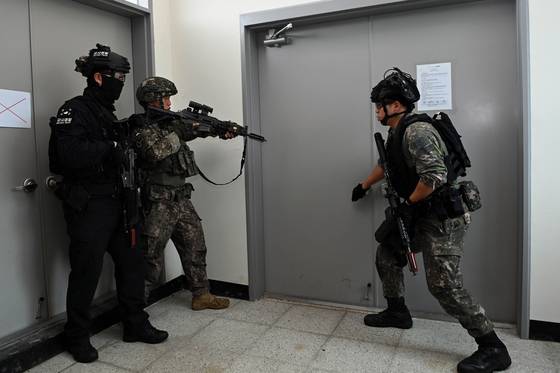 다중테러대응전술(MACTAC) 훈련에서 육군과 공군 장병이 한 팀을 이뤄 격실 수색을 하고 있다. 공군 17전비