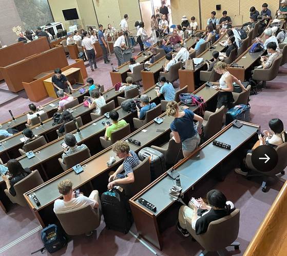 30일 일본 가마쿠라 시의회 의장에 많은 외국인이 대피하고 있다. 고다마 후미히코 시의회 의원 X캡처