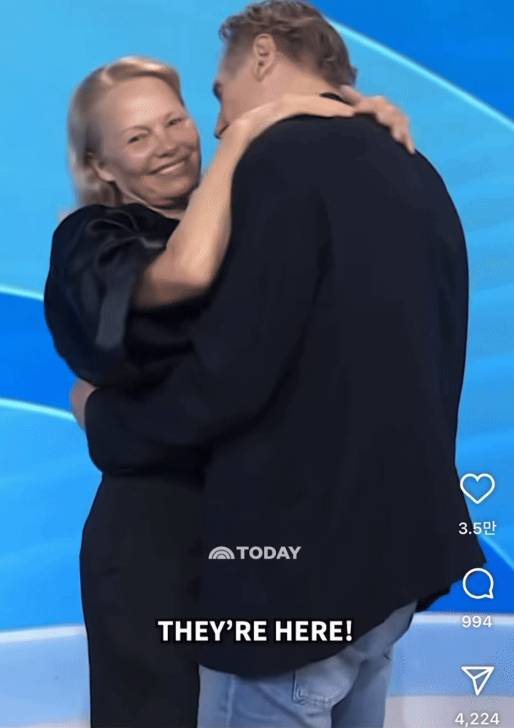 리암 니슨과 파멜라 앤더슨이 29일(현지시간) 자신들이 출연한 영화 '네이키드 건'을 홍보하기 위해 NBC '투데이 쇼'에 출연, 돌발키스를 하고 있다. 사진 뉴욕포스트 캡처