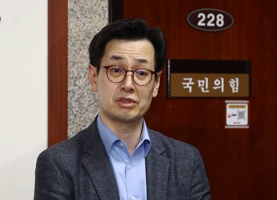 손영택 전 국무총리 비서실장이 지난 5월 국회에서 열린 한덕수 무소속 대선 예비후보와 김문수 국민의힘 대통령 후보 측 대리인인 김재원 비서실장과의 단일화 협상 관련 회동을 마치고 브리핑을 하고 있는 모습. 뉴스1