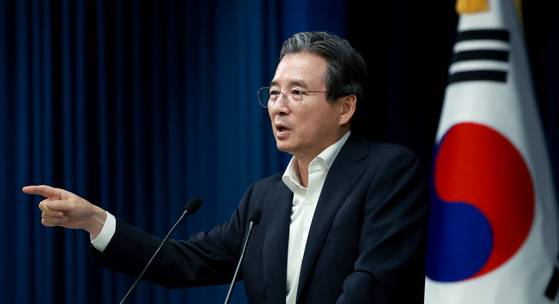 김용범 대통령실 정책실장이 31일 서울 용산 대통령실 청사에서 한미 관세 협상 타결 관련 브리핑 뒤 취재진의 질문에 답하고 있다. 연합뉴스