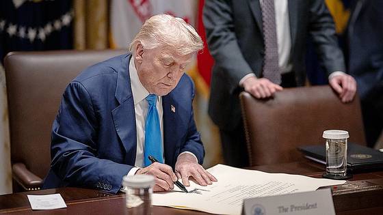 30일 백악관에서 한미 무역합의에 서명하는 도널드 트럼프 대통령. 백악관 엑스(X)