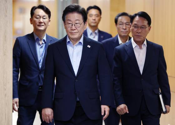 이재명 대통령이 31일 서울 용산 대통령실 청사에서 열린 6차 수석·보좌관 회의에 입장하고 있다./2025.7.31. 대통령실사진기자단 한국경제 김범준 기자