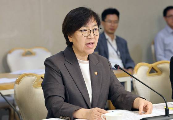 정은경 보건복지부 장관이 31일 서울 종로구 정부서울청사에서 열린 제77차 중앙생활보장위원회 회의에서 발언을 하고 있다. 뉴스1