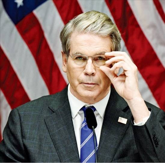 스콧 베선트 미국 재무장관이 29일(현지시간) 스웨덴 스톡홀름에서 미·중 3차 무역협상을 마친 뒤 기자회견을 하고 있다.    /로이터연합뉴스