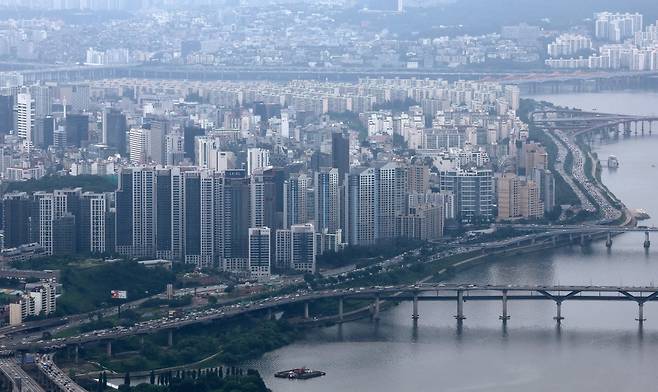 서울 송파구 서울스카이전망대에서 바라본 강남구 아파트 단지 모습. 사진=뉴스1