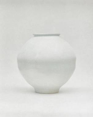 김동준, Moon Jar, 2024. 갤러리 LVS & 크래프트. /사진 제공 갤러리 LVS & 크래프트