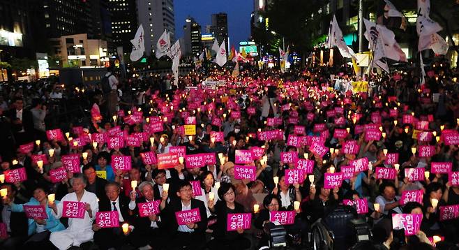 2012년 5월 2일 서울 청계광장에서 광우병이 발생한 미국산 소고기 수입중단을 촉구하는 촛불집회가 열리고 있다. 이는 미국산 소고기 수입반대를 요구하며 지난 2008년 5월, 첫 번째 촛불집회를 열린지 딱 4년 만이다. 사진=박지환 기자