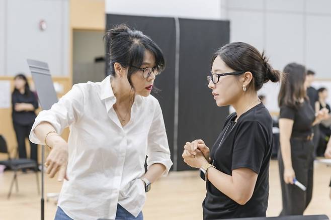 국립창극단 '심청' 리허설 장면 중 일부, 요나 김(왼쪽) 연출가가 배우와 소통하고 있다. 사진제공=국립극장
