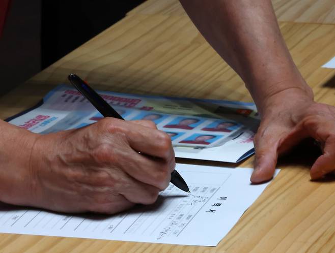 서울 종로구 종각역 태양의정원에서 구직자들이 구직활동을 하고 있다.2025.07.10 최혁 기자