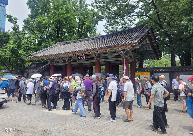 땡볕 아래 급식 대기 점심 무료급식을 받으려는 시민들이 폭염이 이어진 30일 서울 종로구 탑골공원 삼일문 앞에 길게 줄을 서서 기다리고 있다. 백민정 기자