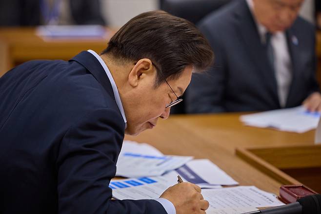 이재명 대통령이 25일 경기 시흥시 SPC 삼립 시화공장에서 열린 산업재해 근절 현장 노사간담회에서 자료를 살펴보고 있다. 대통령실 제공