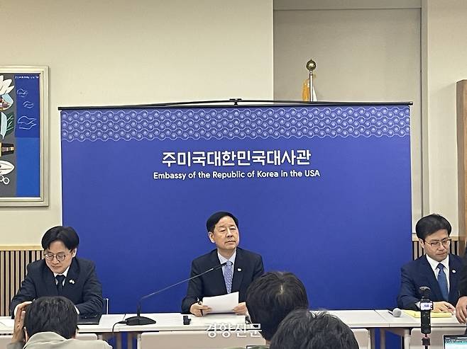 구윤철 부총리 겸 기획재정부 장관(가운데)과 김정관 산업통상자원부 장관(왼쪽), 여한구 통상교섭본부장이 30일(현지시간) 워싱턴 주미한국대사관에서 브리핑을 하고 있다. 워싱턴 | 김유진 특파원