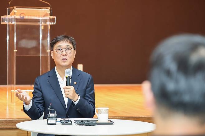 최휘영 신임 문화체육관광부 장관이 31일 정부세종청사 문체부 대강당에서 열린 취임식에서 직원들과 대화를 나누고 있다. 연합뉴스