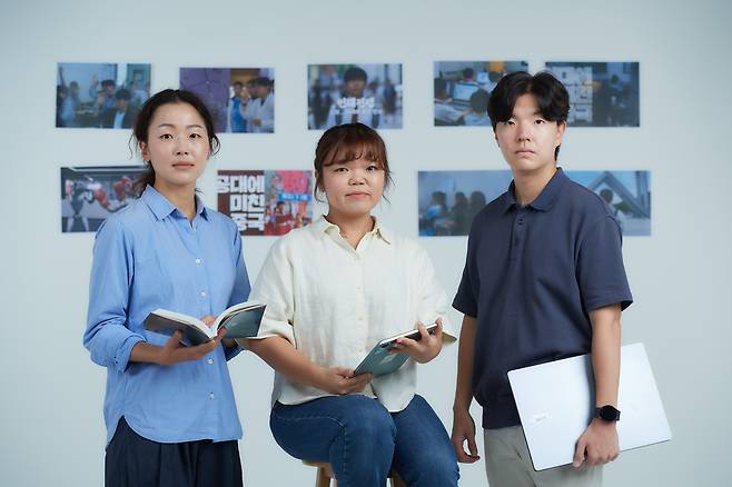 <다큐 인사이트-인재전쟁>(공대에 미친 중국, 의대에 미친 한국)을 연출한 (좌부터) 이이백, 신은주, 정용재 PD가 지난 7월30일 서울 여의도 KBS 시사교양국에서 인터뷰 전 포즈를 취하고 있다. KBS 제공